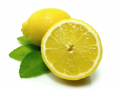 Faire disparaître un bouton d’acné avec un citron